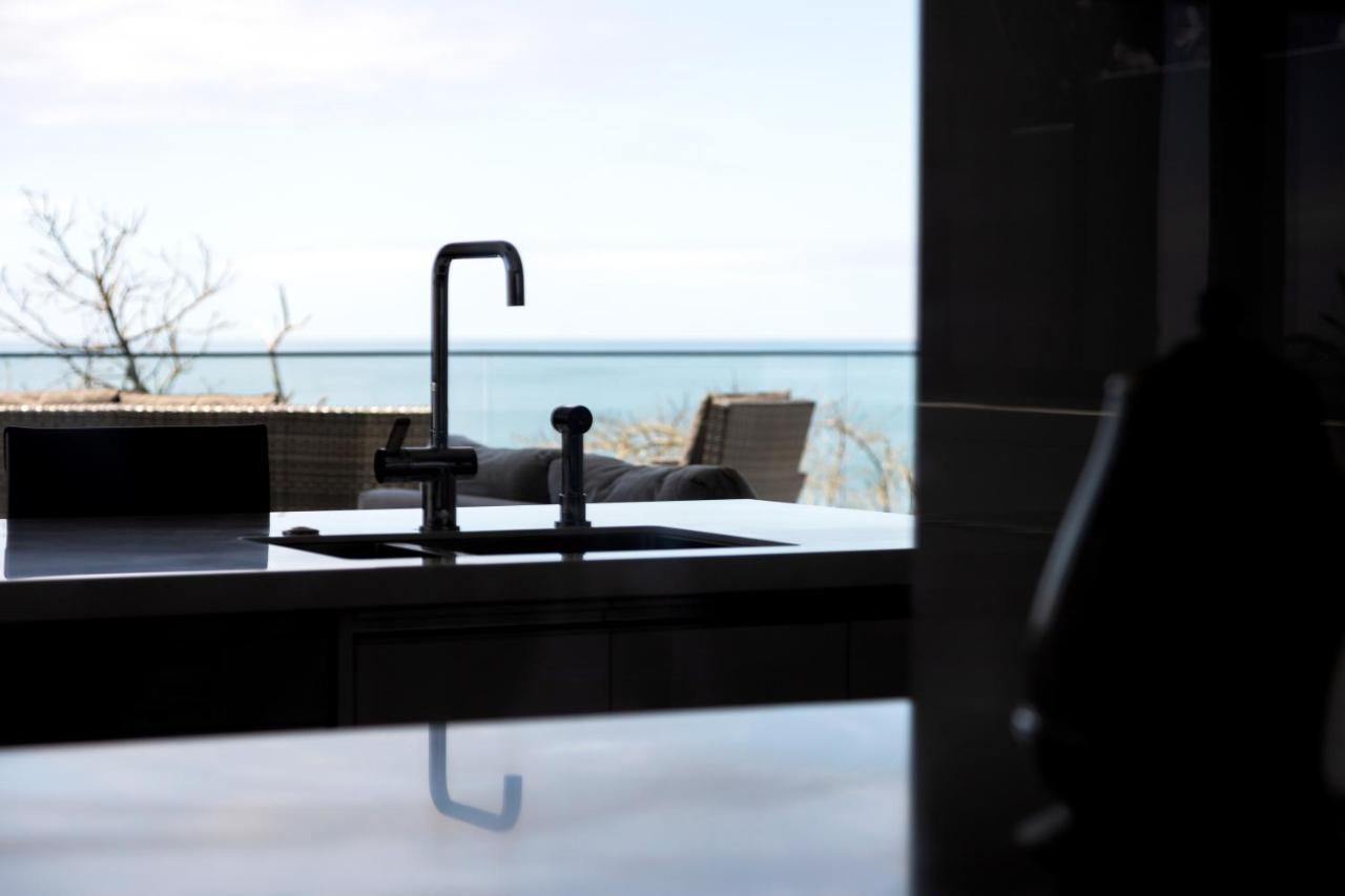 Oakura Beach Front Apartments Bagian luar foto