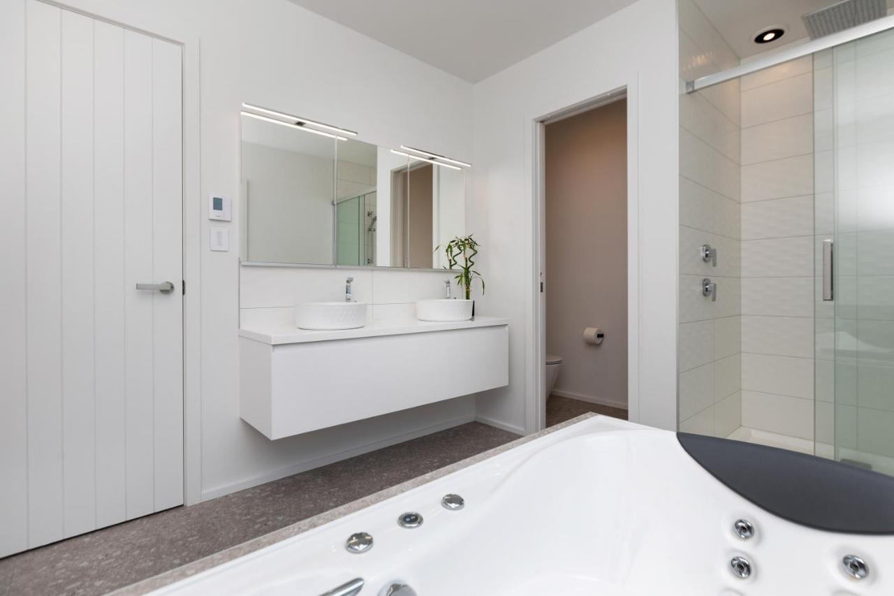 Oakura Beach Front Apartments Bagian luar foto